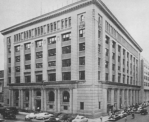 The Industrial Bank of Japan Head Office in the 1950s where poet Ishigaki Rin worked.